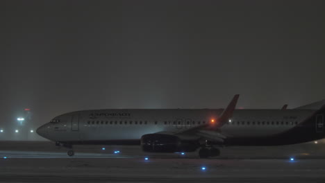 Aeroflot-Boeing-737-800-Rollt-In-Der-Winternacht-Auf-Der-Landebahn