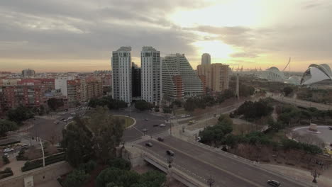 Flug-über-Valencia-Bei-Sonnenuntergang-Spanien-Stadtbild-Mit-Brücke-Und-Gebäuden