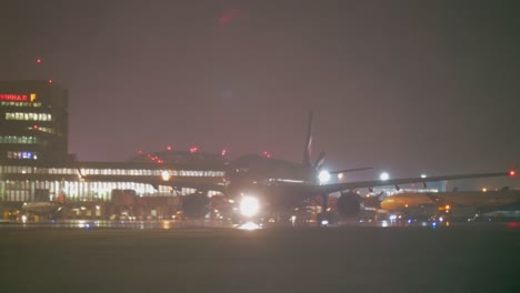 Aeroflot-Flugzeug-Verlässt-Terminal-F-Des-Flughafens-Moskau-Scheremetjewo-Bei-Nacht