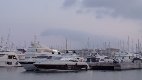 Yachten-Liegen-Im-Hafen-Von-Alicante,-Spanien