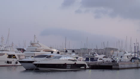 Yates-Amarrando-En-El-Puerto-De-Alicante,-España.