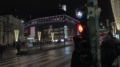 Helsinki-Nachtansicht-Finnland-Straße-Mit-Stockmann-Einkaufszentrum-Und-Menschen-Auf-Zebrastreifen