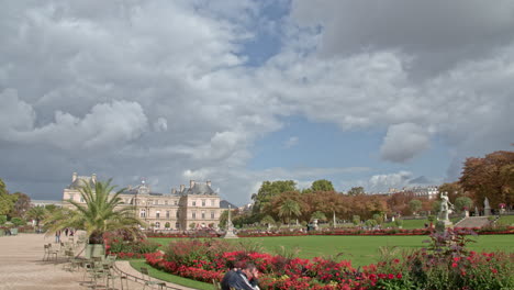 Zeitraffer-Des-Besuchs-Der-Von-Bäumen-Gesäumten-Promenade-Und-Des-Pariser-Palastes-In-Den-Luxemburger-Gärten