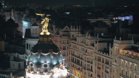 Madrid-En-La-Noche-Paisaje-Urbano-Con-La-Cúpula-Del-Edificio-De-La-Metrópolis-España