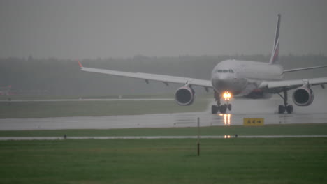 A330-landing-on-wet-runway