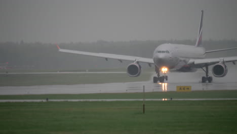 A330-Aterrizando-En-Pista-Mojada