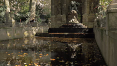 Fuente-De-Los-Medici-En-Los-Jardines-De-Otoño-De-Luxemburgo