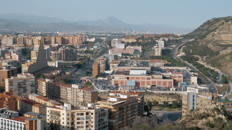 Paisaje-Urbano-De-Alicante-Entre-Las-Colinas-España