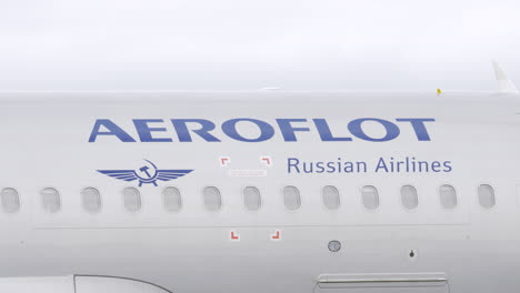 Avión-Aeroflot-A320-Rodando-En-El-Aeropuerto.