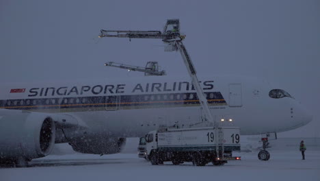 Die-Enteisung-Des-Flugzeugs-Der-Singapore-Airlines-Ist-Abgeschlossen