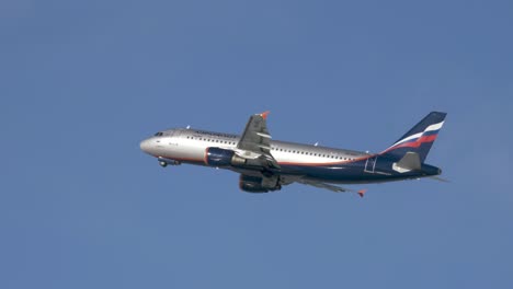 Aeroflot-A320-Ascendiendo-En-El-Cielo.