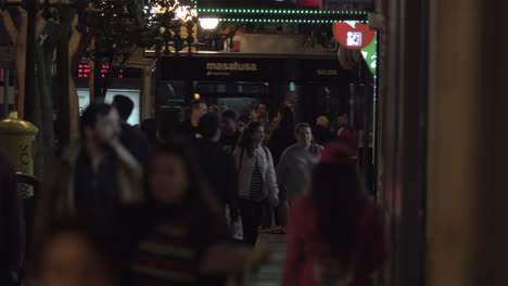 Tráfico-De-Personas-En-La-Ciudad-De-Noche.