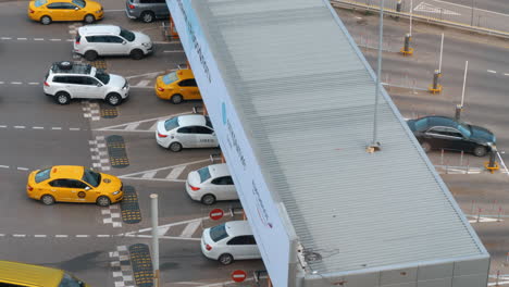 Autos-In-Der-Auffahrt-Zum-Flughafen-Scheremetjewo