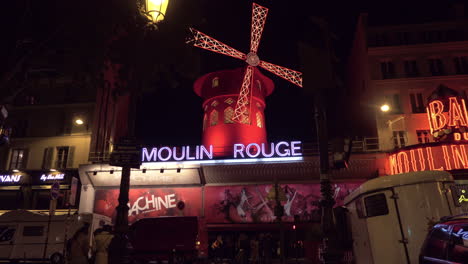 Vista-Nocturna-Del-Iluminado-Moulin-Rouge-En-París-Francia