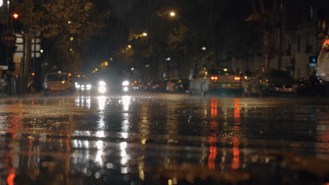 Straße-Mit-Autos-Und-Pfützen-In-Der-Regnerischen-Nacht-In-Paris