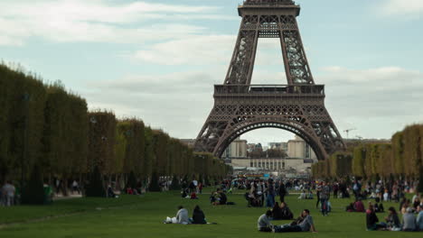 Zeitraffer-Von-Menschen-Auf-Dem-Grünen-Rasen-Des-Champ-De-Mars-In-Paris,-Frankreich