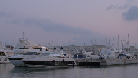 Yachten-Anlegen-Am-Abend-Mit-Blick-Auf-Den-Hafen-In-Alicante,-Spanien