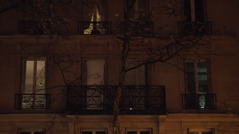 Blick-Auf-Das-Haus-Im-Nächtlichen-Paris