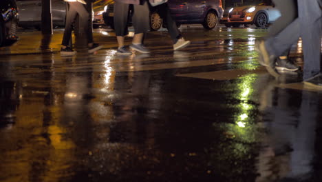 Menschen-Auf-Fußgängerüberweg-In-Regnerischer-Nacht-In-Der-Stadt-Paris,-Frankreich