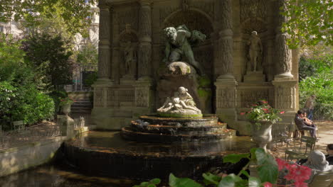 Medici-Brunnen-Im-Jardin-Du-Luxembourg,-Paris,-Frankreich