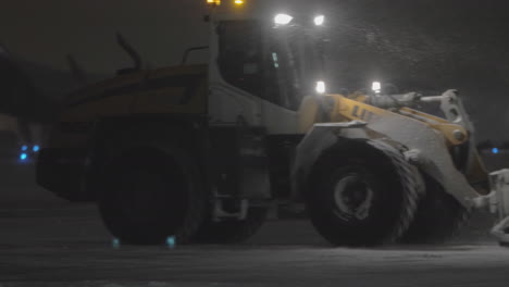 Traktor-Schneepflug-Im-Flughafen-Bei-Nacht