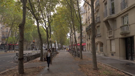 Spaziergang-Entlang-Der-Straße-Mit-Velib-Parkplatz-In-Paris,-Frankreich