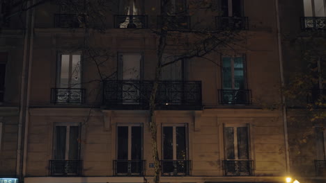 Haus-Bei-Nacht-Mit-Einigen-Leuten-In-Den-Fenstern-Paris