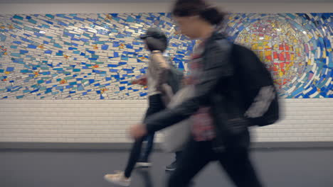 Gente-Caminando-En-El-Paso-Subterráneo-Para-Peatones-Mosaico-En-Las-Paredes-París-Francia