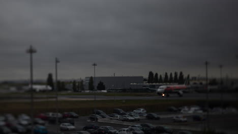 Zeitrafferaufnahme-Des-Flugzeugverkehrs-Am-Flughafen-Von-Tag-Bis-Nacht-In-Paris,-Frankreich