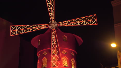 Moulin-Rouge-Nachtansicht-In-Paris-Spinning-Red-Mill