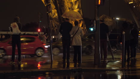 Gente-Esperando-Semáforo-Verde-Vista-De-La-Calle-En-La-Noche-Lluviosa-En-París