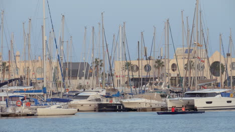 Yachten-Und-Ruderboot-Im-Hafen-Von-Alicante,-Spanien