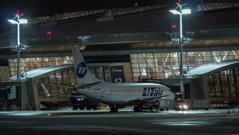 Timelapse-De-La-Rutina-Del-Aeropuerto-En-La-Noche-Vnukovo-Moscú