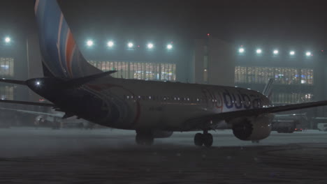 Flydubai-Avión-Boeing-737-8-Max-En-El-Aeropuerto-De-Sheremetyevo-En-La-Noche-De-Invierno