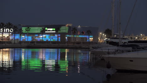 Nachtansicht-Des-Kais-Mit-Yachthotel-Und-Casino-In-Alicante,-Spanien