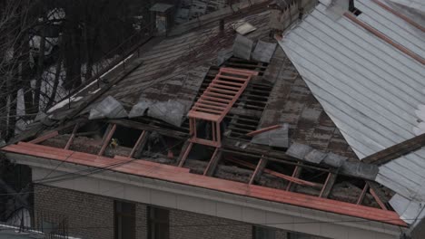 Arbeiter-Reparieren-Das-Alte-Dach-Des-Hauses