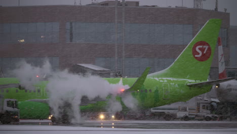 Aviones-De-S7-Airlines-Siendo-Descongelados-Antes-Del-Vuelo.