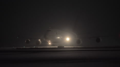 Thailändische-Boeing-747-400-Auf-Der-Landebahn-Am-Flughafen-Domodedowo-In-Moskau,-Russland