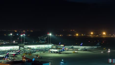 Toma-Nocturna-De-Timelapse-Del-Ocupado-Aeropuerto-De-Sheremetyevo-Moscú-Rusia