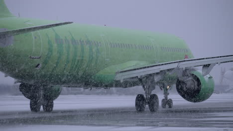 Flugzeug-Bewegt-Sich-Im-Schneesturm-Flughafen-Domodedovo-Moskau
