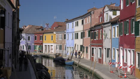 Escena-Con-Canal-Y-Casas-Coloridas-Junto-A-La-Isla-De-Burano,-Italia