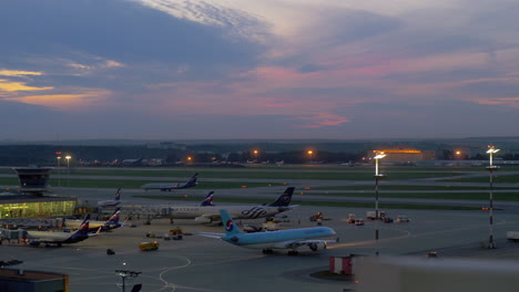 Flugzeuge-Im-Terminal-D-Des-Flughafens-Sheremetyevo-Abendansicht-Moskau-Russland