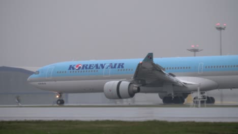 Avión-Korean-Air-A330-Rodando-En-El-Aeropuerto.