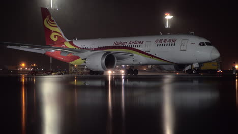 Hainan-Airlines-Boeing-787-8-Dreamliner-Estacionado-En-El-Aeropuerto-Por-La-Noche