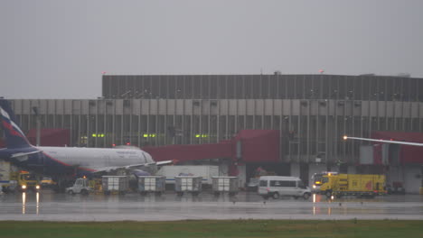 Fahrzeugverkehr-Und-Geparkte-Flugzeuge-Am-Terminal-F-Des-Moskauer-Flughafens-Scheremetjewo