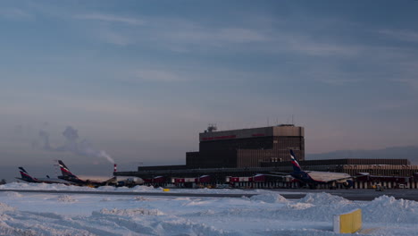 Zeitraffer-Des-Flugzeug--Und-Fahrzeugverkehrs-Am-Terminal-F-Des-Flughafens-Scheremetjewo