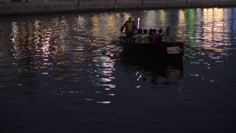 Vista-Nocturna-Del-Puerto-Con-Yates-Y-Botes-De-Remos.