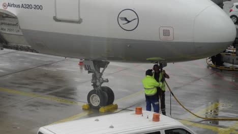 Repostaje-De-Combustible-De-Lufthansa-Airbus-320-200-En-El-Aeropuerto-Charles-De-Gaulle-De-París