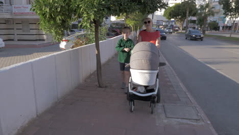 Frau-Mit-Kindern-Bei-Einem-Spaziergang-In-Der-Stadt