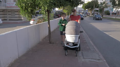 Mujer-Con-Niños-Dando-Un-Paseo-Por-La-Ciudad.